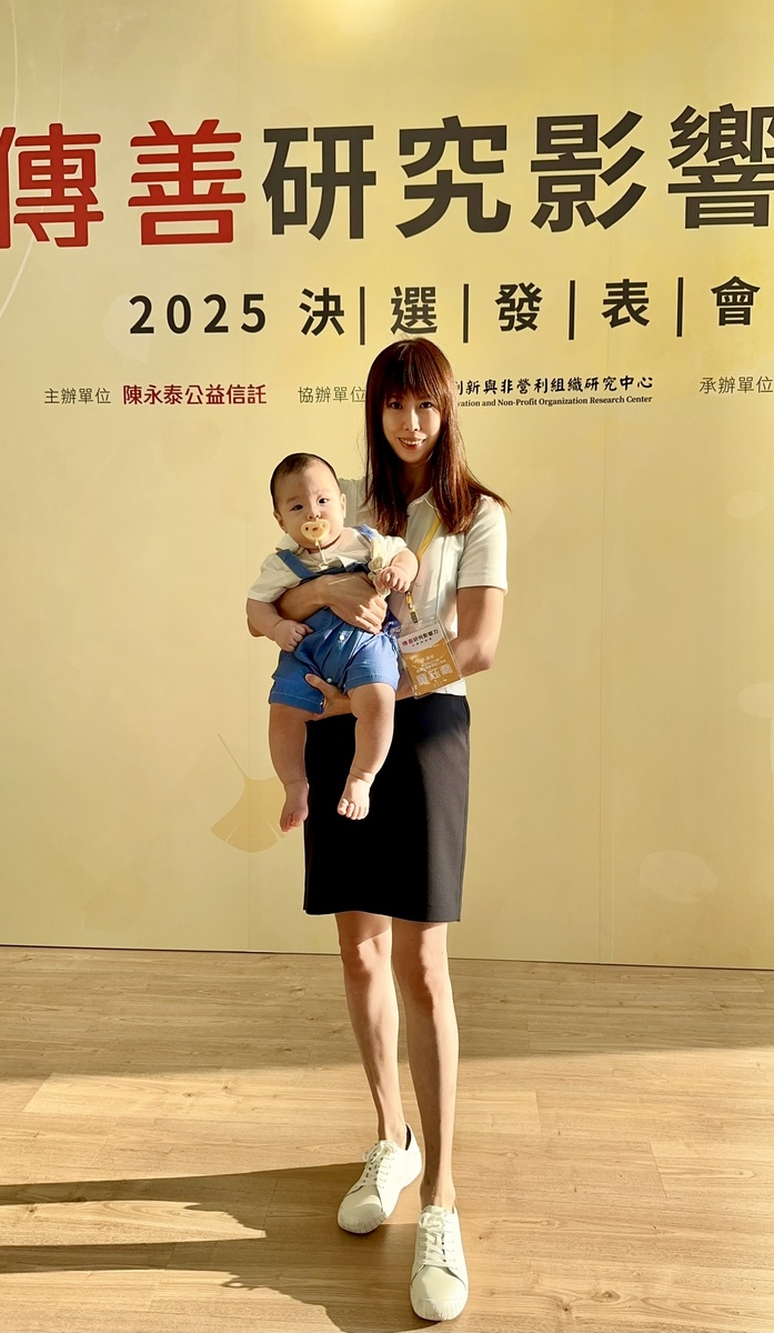 現攻讀企業管理學系博士班的IBMBA校友童鈺喬碩士論文《淨零排放新聞報導中的企業環境責任敘事》榮獲 2025 年 TAERE「最佳碩士論文獎」，並入圍傳善研究影響力論文獎(另開新視窗/jpeg檔)圖片