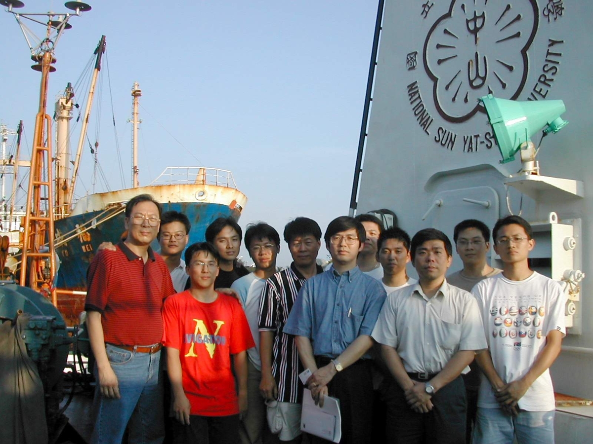 「中山大學海洋科學院探測小組」，由「海研三號」與七名探測人員共同前往華航失事海域進行海底探測工作。(另開新視窗/jpg檔)圖片