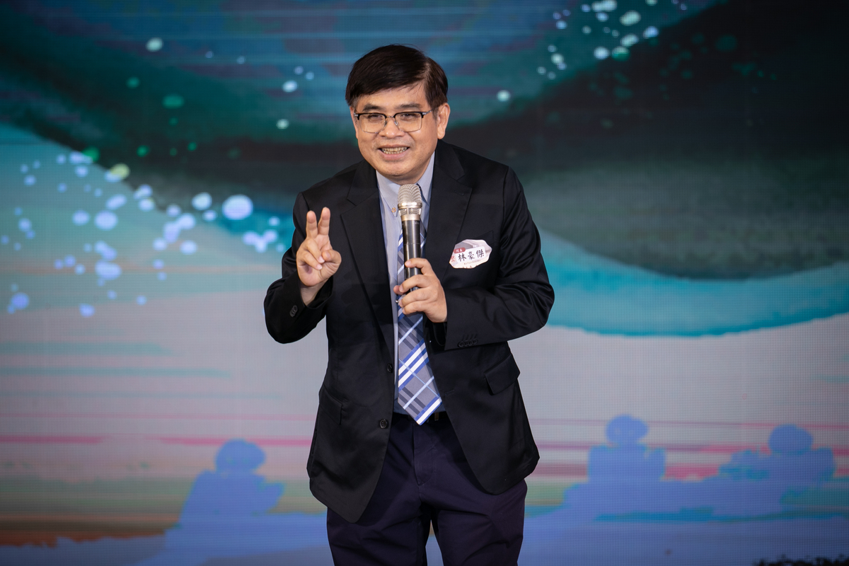 國立中山大學管理學院林豪傑院長歡迎各企業先進就讀後EMBA，第五期即將展開，全國各地成功人士齊聚西灣，可見課程吸引力與實用價值。(另開新視窗/jpg檔)圖片