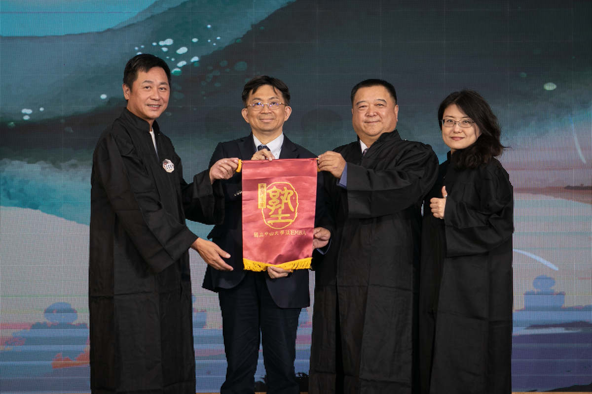 典禮中舉行交接儀式，李志鵬校長（左二）為監交人，班代王信超（左一）交給續讀第五期的呂福元（右二）、孫乙文（右一）(另開新視窗/jpg檔)圖片