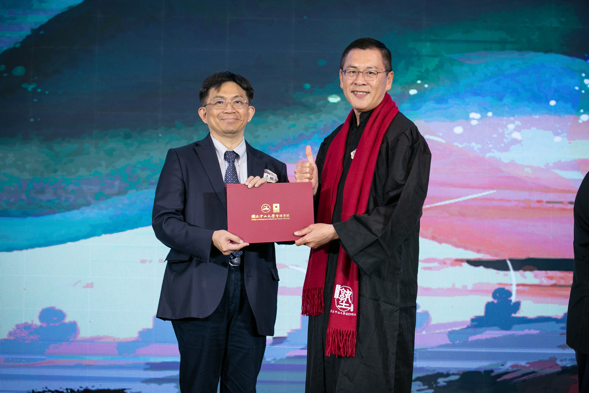 李志鵬校長（左）頒發西灣生生塾四期班結業證書。(另開新視窗/jpg檔)圖片
