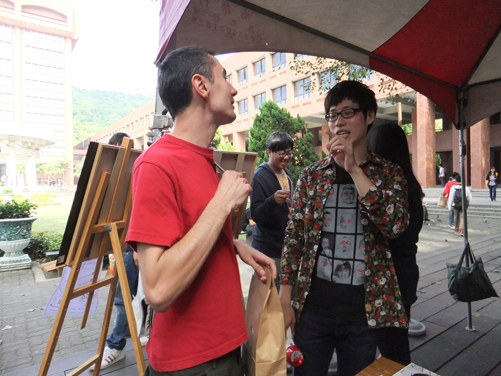 外國人開心抽福袋(另開新視窗/jpg檔)圖片