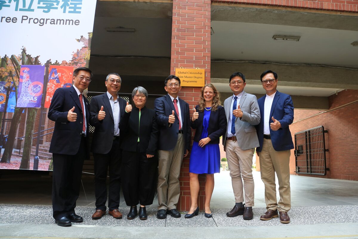 國立中山大學攜手倫敦大學亞非學院合作的「全球公民權碩士學位學程」今（13日）正式揭牌成立。左起中山大學副校長許博欽、郭志文、社科院院長陳美華、校長李志鵬、英國在台辦事處政治新聞署署長何泰曦、教育部主任秘書林伯樵、中山大學校友欣巴巴事業股份有限公司董事長黃烱輝。(另開新視窗/jpg檔)圖片