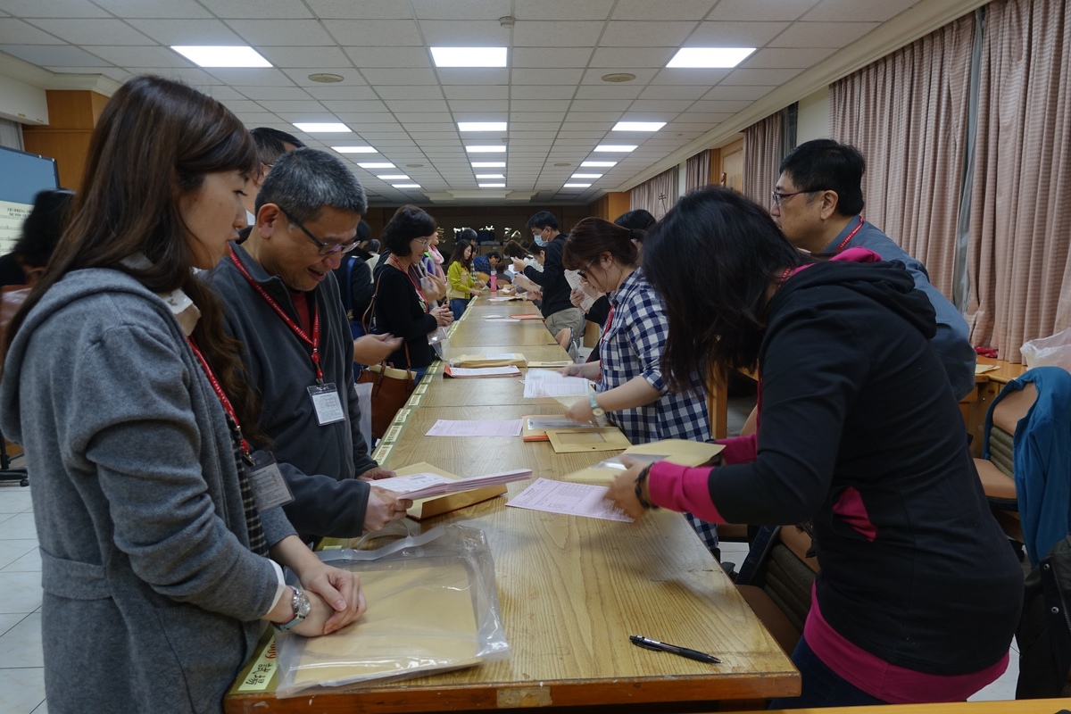 試務人員及主監試全力配合(另開新視窗/jpg檔)圖片