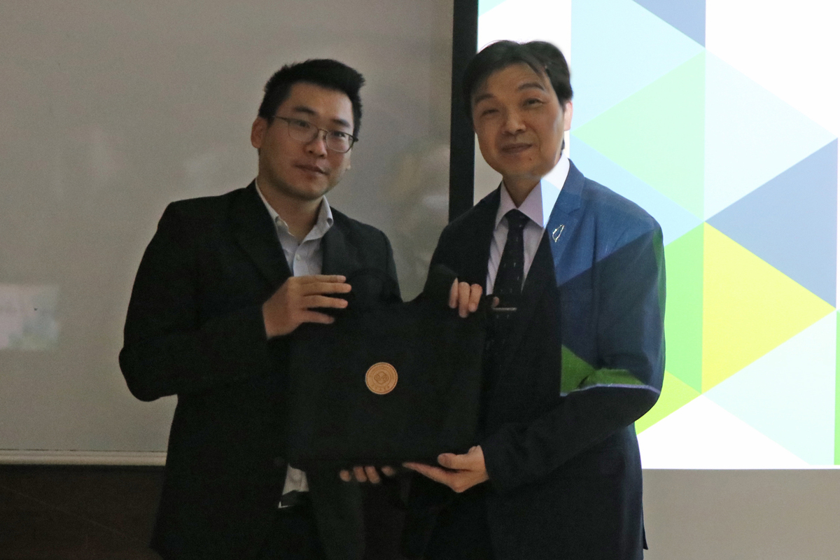 左起政治所黃韋豪老師、沈有忠副主委(另開新視窗/jpg檔)圖片