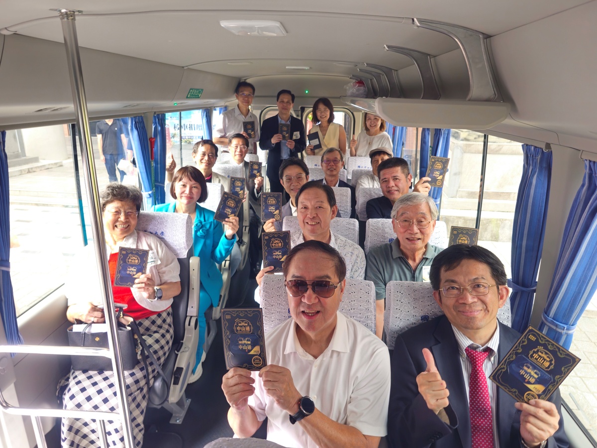 校友集結守護西灣　中山大學獲贈2輛接駁巴士(另開新視窗/jpg檔)圖片