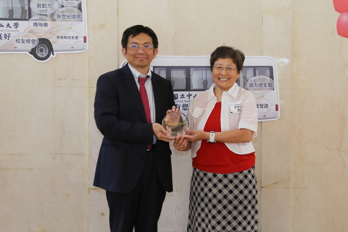 學校感謝屏東縣校友會理事長李佩娟(另開新視窗/jpg檔)圖片