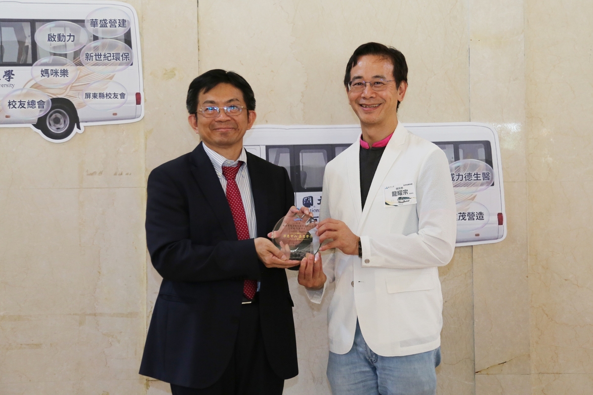 學校感謝媽咪樂健康科技股份有限公司董事長龍耀宗(另開新視窗/jpg檔)圖片