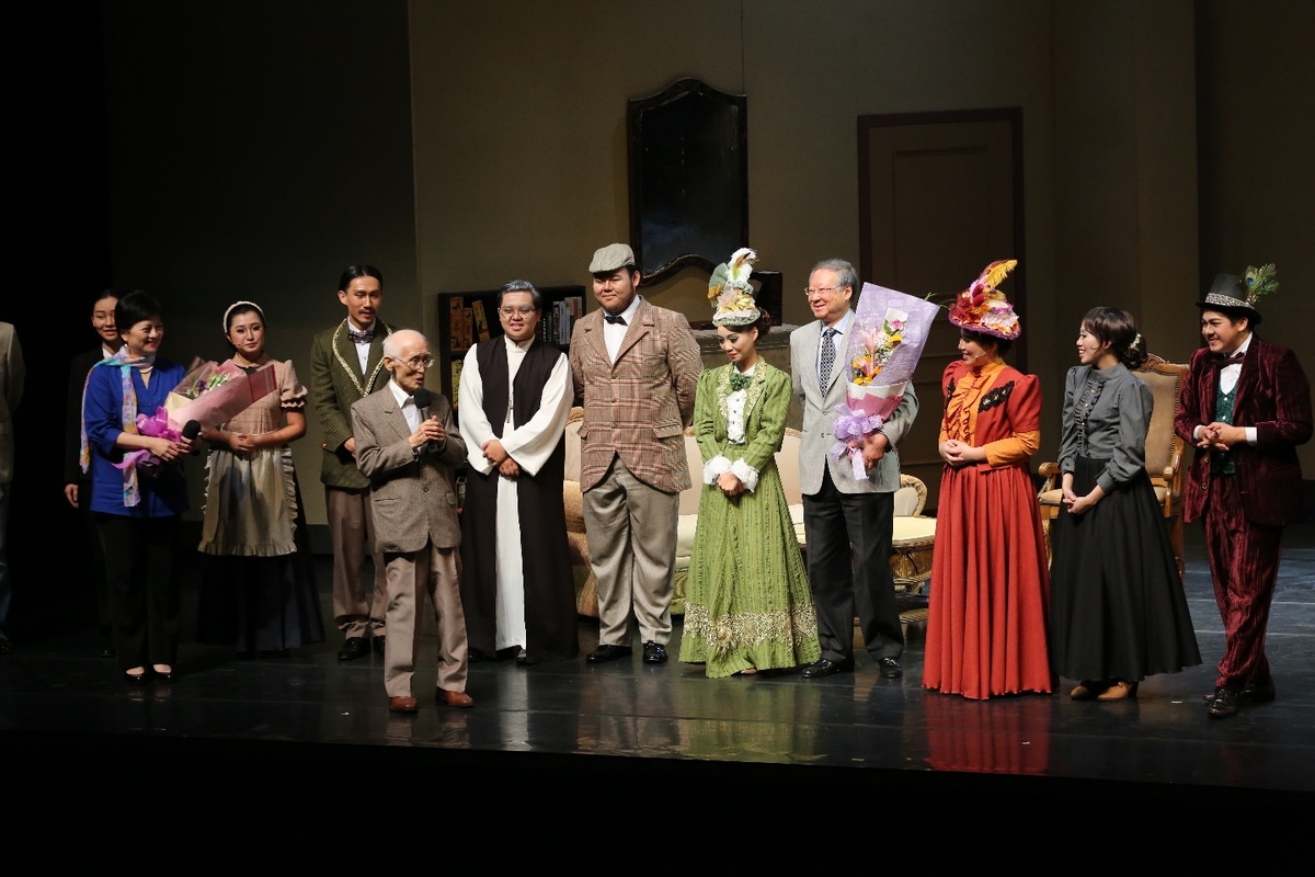 余光中教授翻譯王爾德作品《不要緊的女人》，2014年世界首演，邀請國際莎劇名導楊世彭導演（右四）擔任藝術指導(另開新視窗/jpg檔)圖片