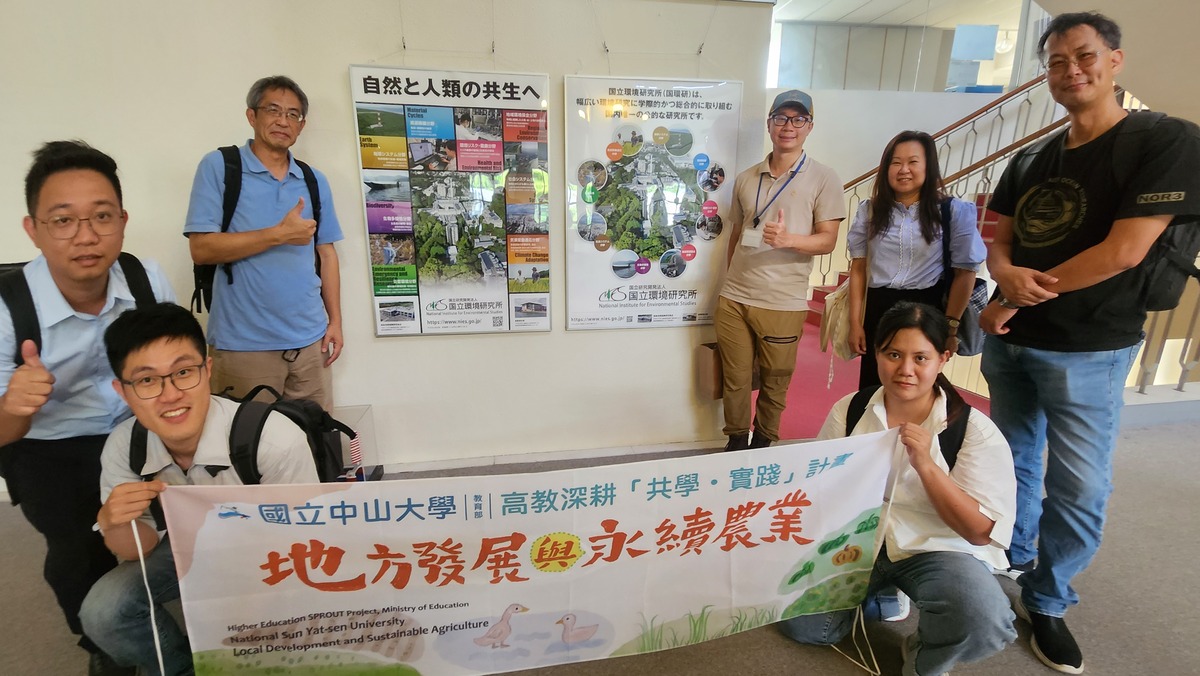 於早稻田大學合影(另開新視窗/jpg檔)圖片