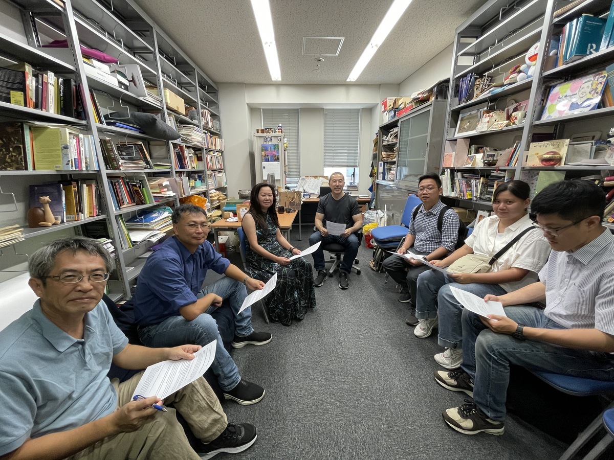 早稻田大學國際部副部長法學院教授Tetsuhito Motoyama（中）研究座談(另開新視窗/jpg檔)圖片