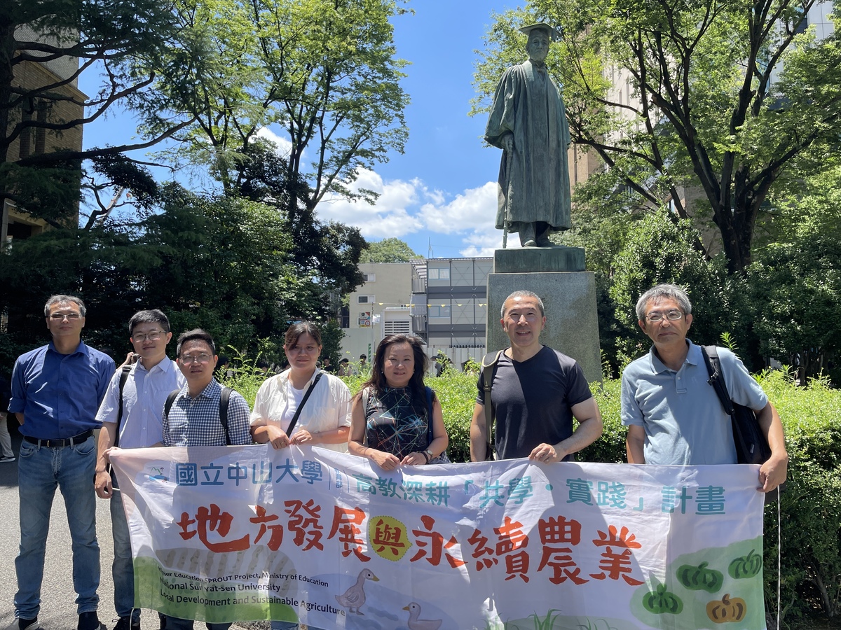 與早稻田大學國際部副部長法學院教授Tetsuhito Motoyama（右二）合影(另開新視窗/jpg檔)圖片