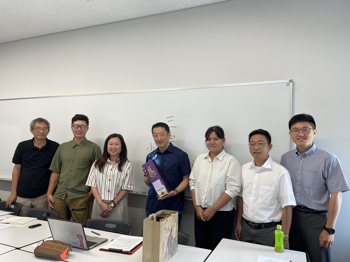 與早稻田大學政治經濟研究所教授Mikihito Tanaka（中）合影(另開新視窗/jpg檔)圖片