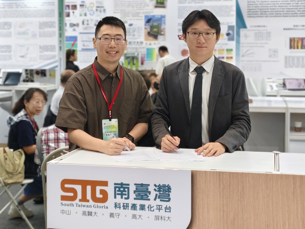 中山大學學士後醫學系助理教授劉勃佑（左）與雷文虎克生物技術股份有限公司執行長徐丞志於亞洲生技展簽屬合作合約。(另開新視窗/jpg檔)圖片