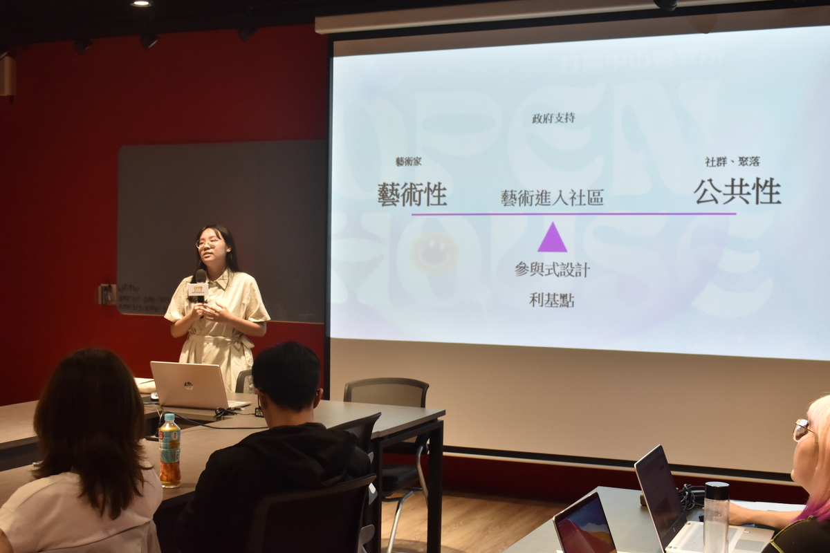 碩三謝鳳儀以獲選的「中洲津餘祭」計畫，闡述以藝術介入旗津中洲社區，帶動民眾參與的計畫發想與目標。(另開新視窗/jpg檔)圖片