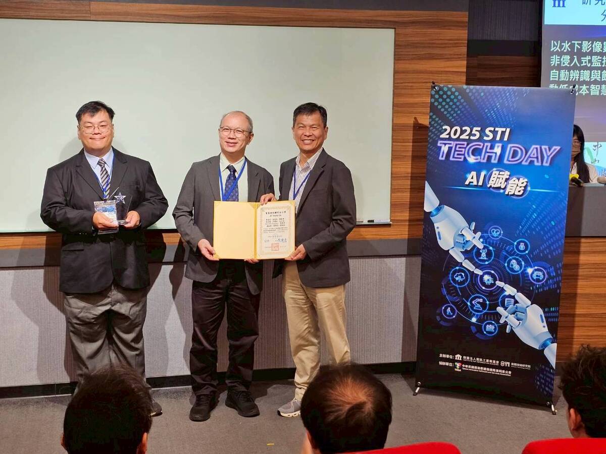 國立中山大學黃英哲教授（中）研究團隊獲「2025 A*Awards金仝獎」(另開新視窗/jpg檔)圖片