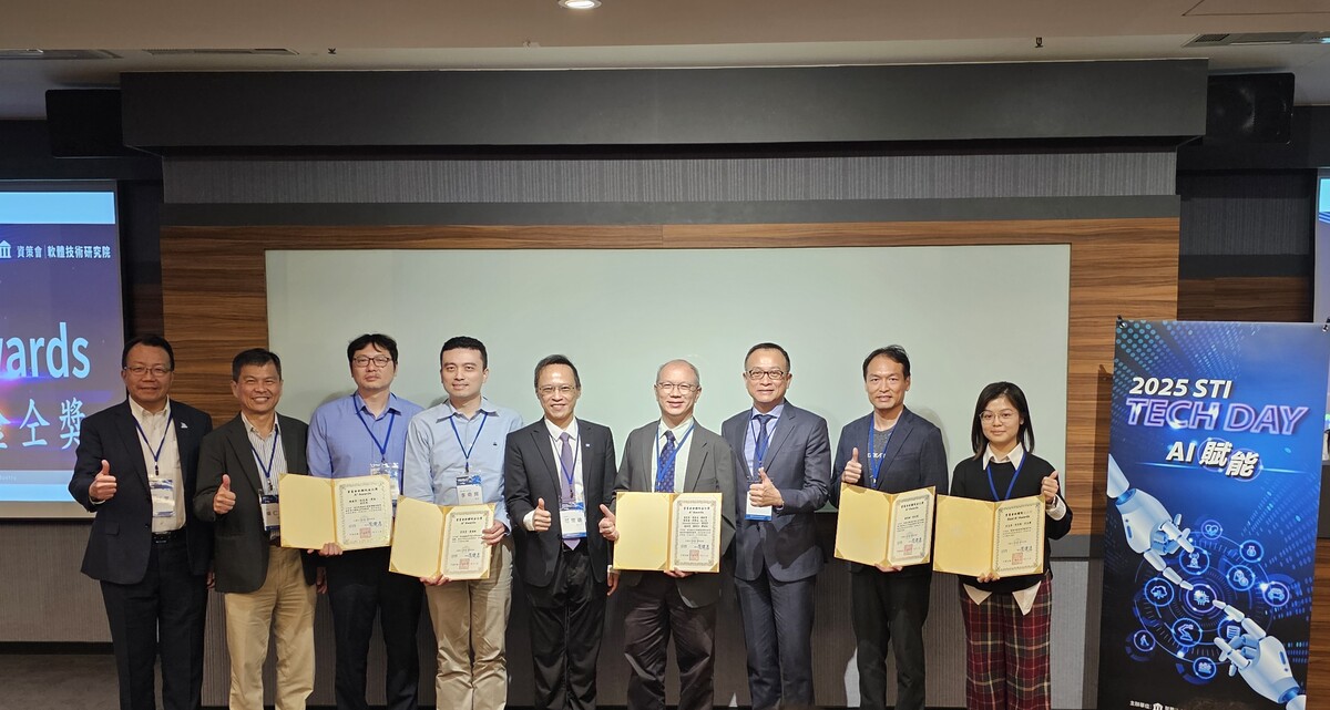 「2025 A* Awards 金仝獎」頒獎典禮，資策會范俊逸執行長（中）、資策會楊仁達副執行長（左二）、中華軟體公會沈柏延理事長（右三）、資策會軟體院蒙以亨院長（左一）、中山大學資工系黃英哲教授（右四）與獲獎團隊共同合影。圖／資策會(另開新視窗/jpg檔)圖片