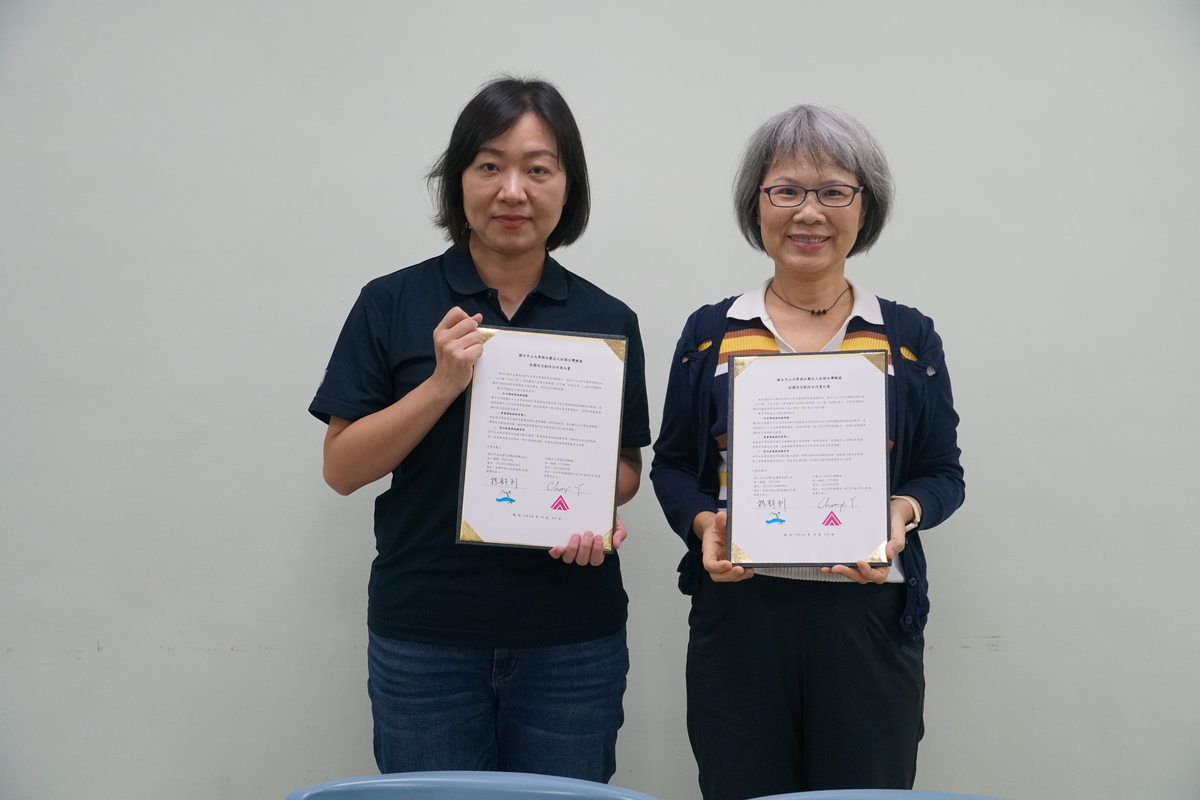 雙方進一步由中山大學副永續長楊靜利教授（右）與壯闊台灣發展部主任葉甄宜（左）代表簽署「校園防災韌性合作意向書」，象徵從單次課程培訓邁向長期人才培育與校園防災應變組織建構。(另開新視窗/jpg檔)圖片