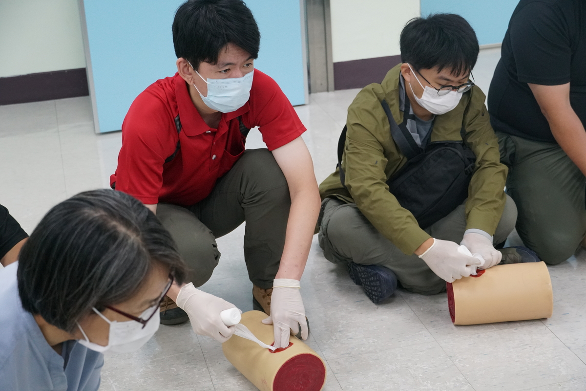 透過模擬傷口練習止血與傷口填塞技巧(另開新視窗/jpg檔)圖片