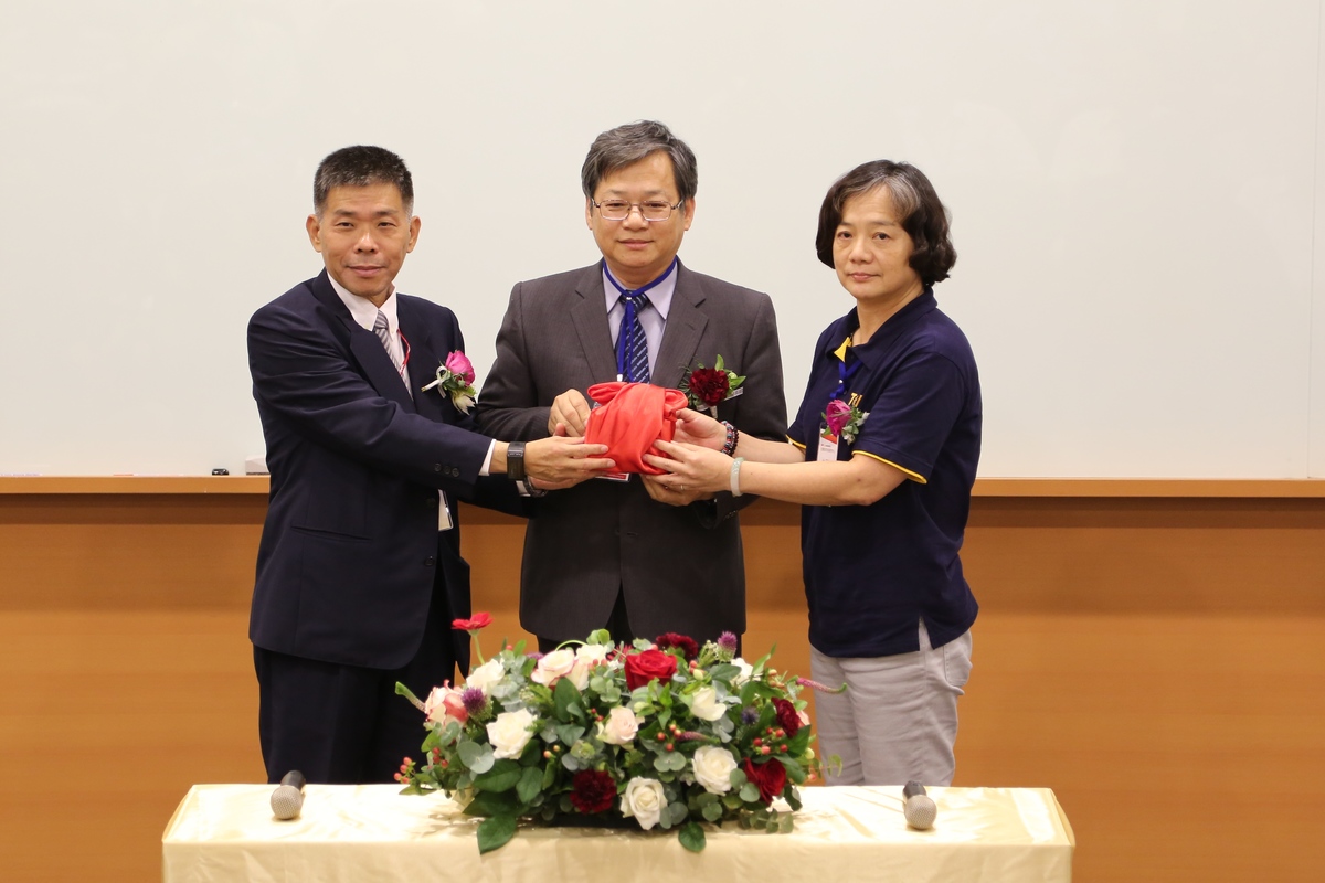 前主任林慧玲教授將印信交接給新任主任王兆璋教授(另開新視窗/jpg檔)圖片