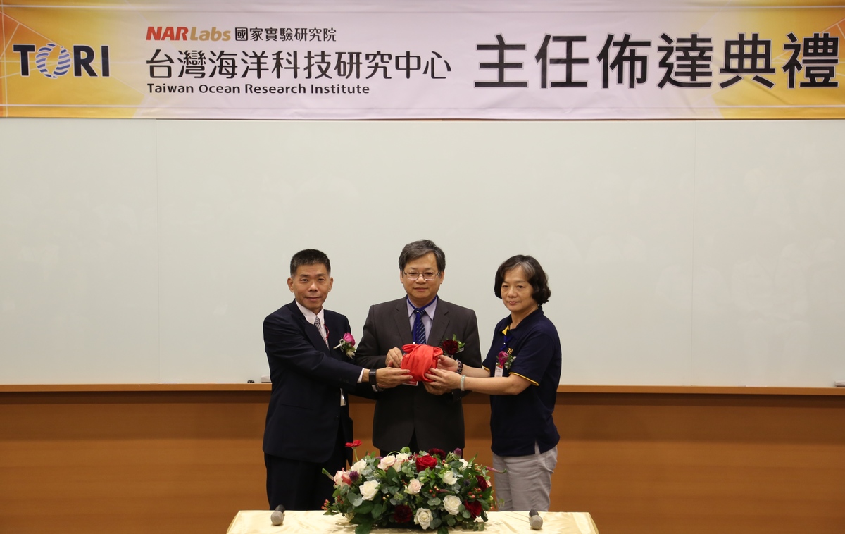 海洋中心主任交接，本校海科系林慧玲教授（右）卸任，由海下所王兆璋教授（左）接掌主任。(另開新視窗/jpg檔)圖片