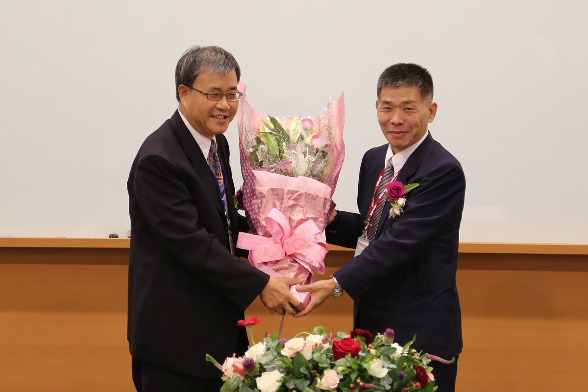 鄭英耀校長祝福王兆璋主任(另開新視窗/jpg檔)圖片