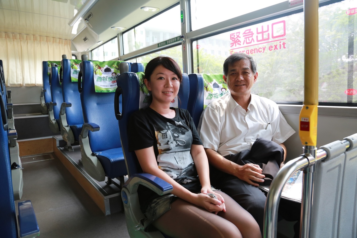 校長與搭乘通班車的女同學(另開新視窗/jpg檔)圖片