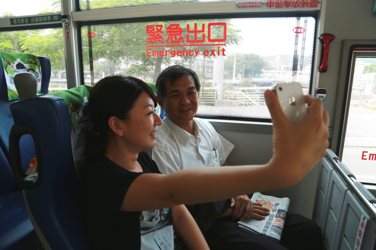 女同學開心與校長合影留念(另開新視窗/jpg檔)圖片