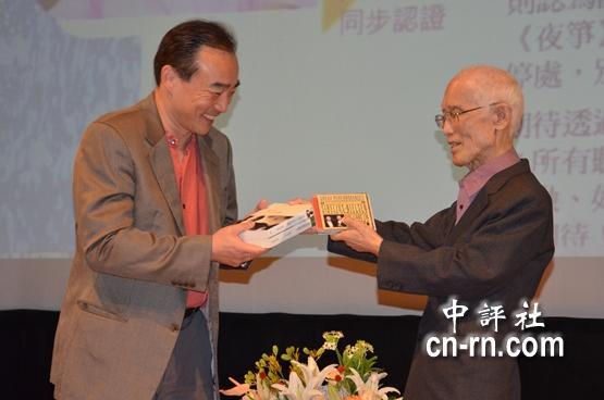 余光中(右)與林昭亮互贈個人作品。（記者　黃柏凱攝）(另開新視窗/jpg檔)圖片
