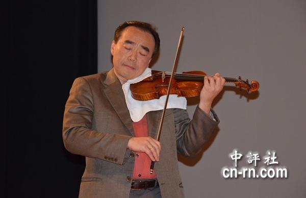林昭亮演奏海頓協奏曲第二樂章。（記者　黃柏凱攝）(另開新視窗/jpg檔)圖片