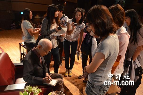 對談結束後，詩人余光中化身年輕人偶像，學生爭相請他簽名拍照。（記者　黃柏凱攝）(另開新視窗/jpg檔)圖片
