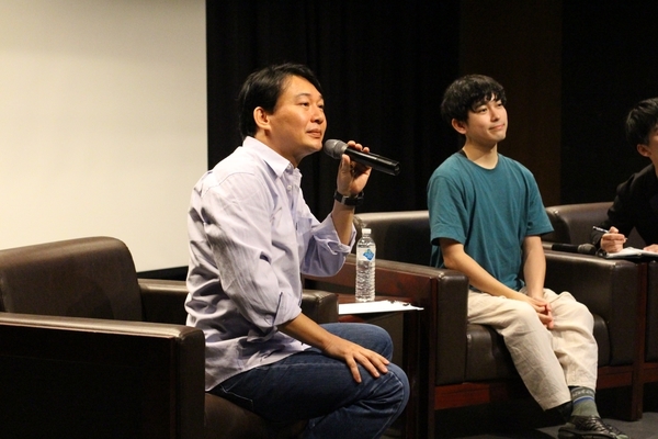 左為劇藝系楊士平助理教授，右為藤田貴大導演(另開新視窗/jpg檔)圖片