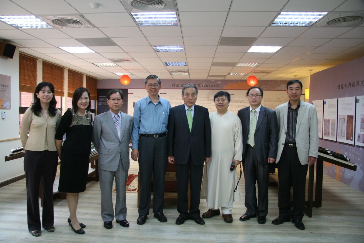 雙方代表合影，左四起為圖書與資訊處處長楊昌彪，韓國古典翻譯院院長朴錫武，中山中文系系主任簡錦松(另開新視窗/jpg檔)圖片