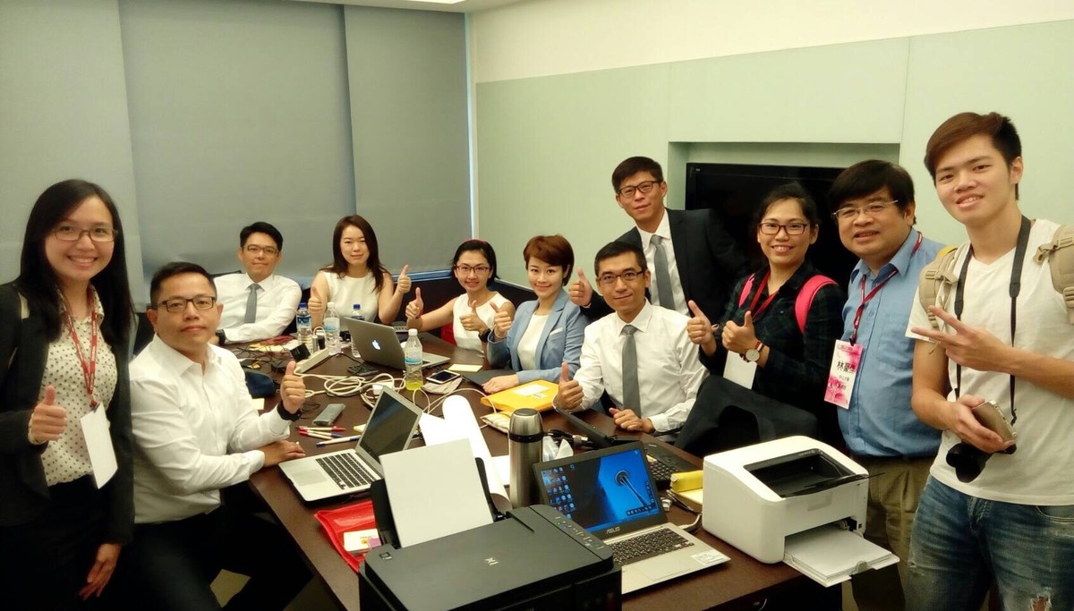 中山EMBA18討論室合影(另開新視窗/jpg檔)圖片