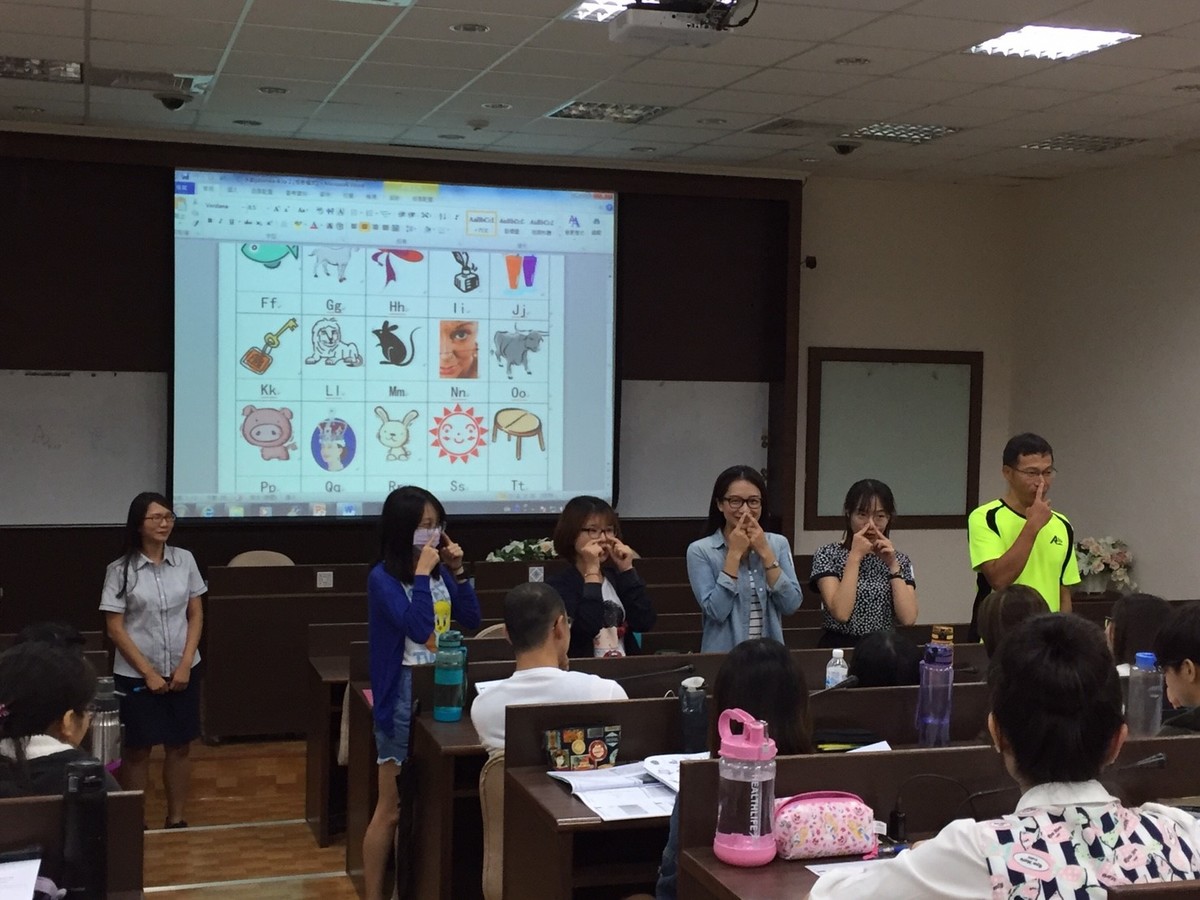 高雄大學王靜嫻老師進行教材資源與介紹課程(另開新視窗/jpg檔)圖片