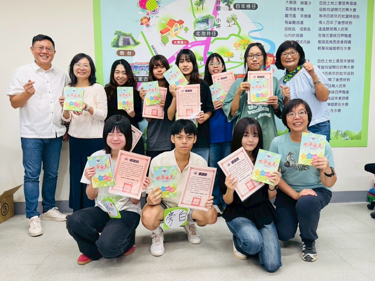 大樹水寮國小黃淑珍校長（後排右一）致贈中山大學師生感謝狀(另開新視窗/jpeg檔)圖片