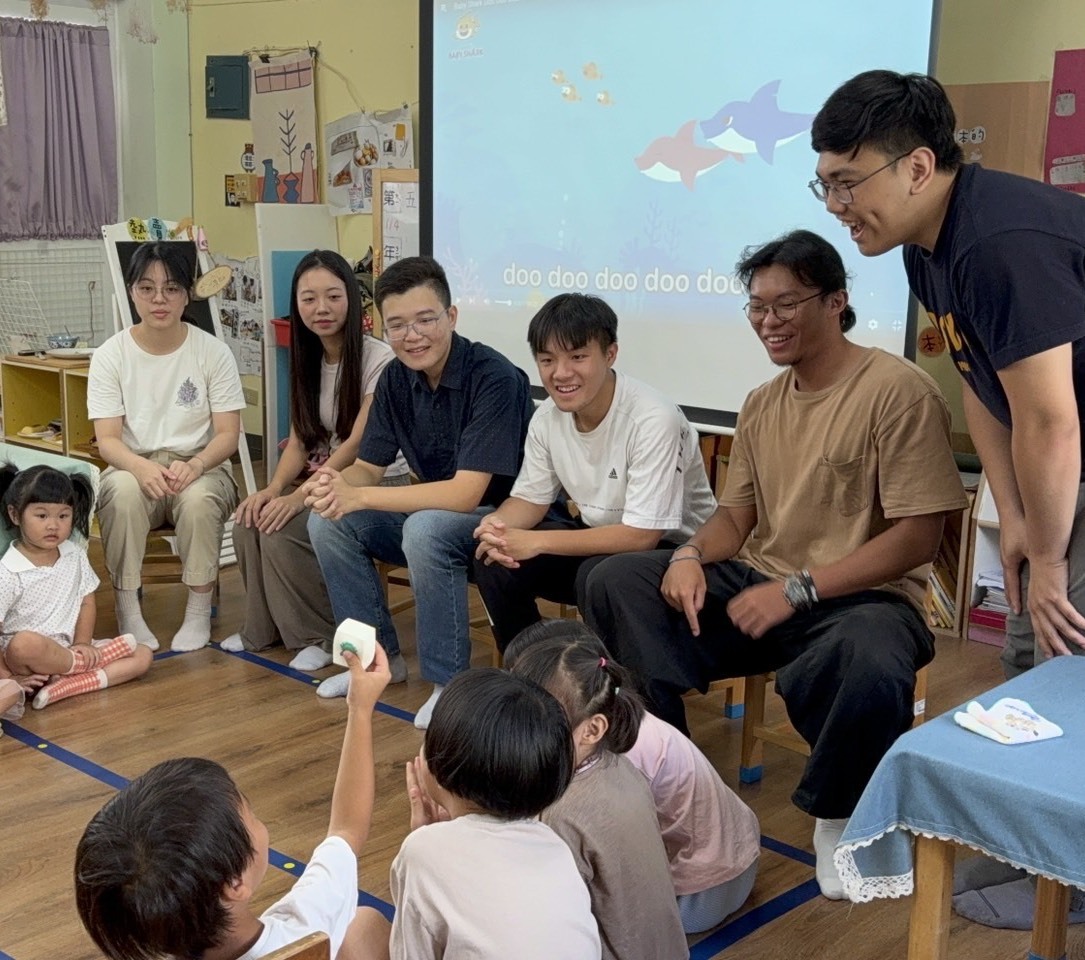 以海洋主題英文兒歌與鹽埕國小幼兒園孩童進行遊戲(另開新視窗/jpg檔)圖片