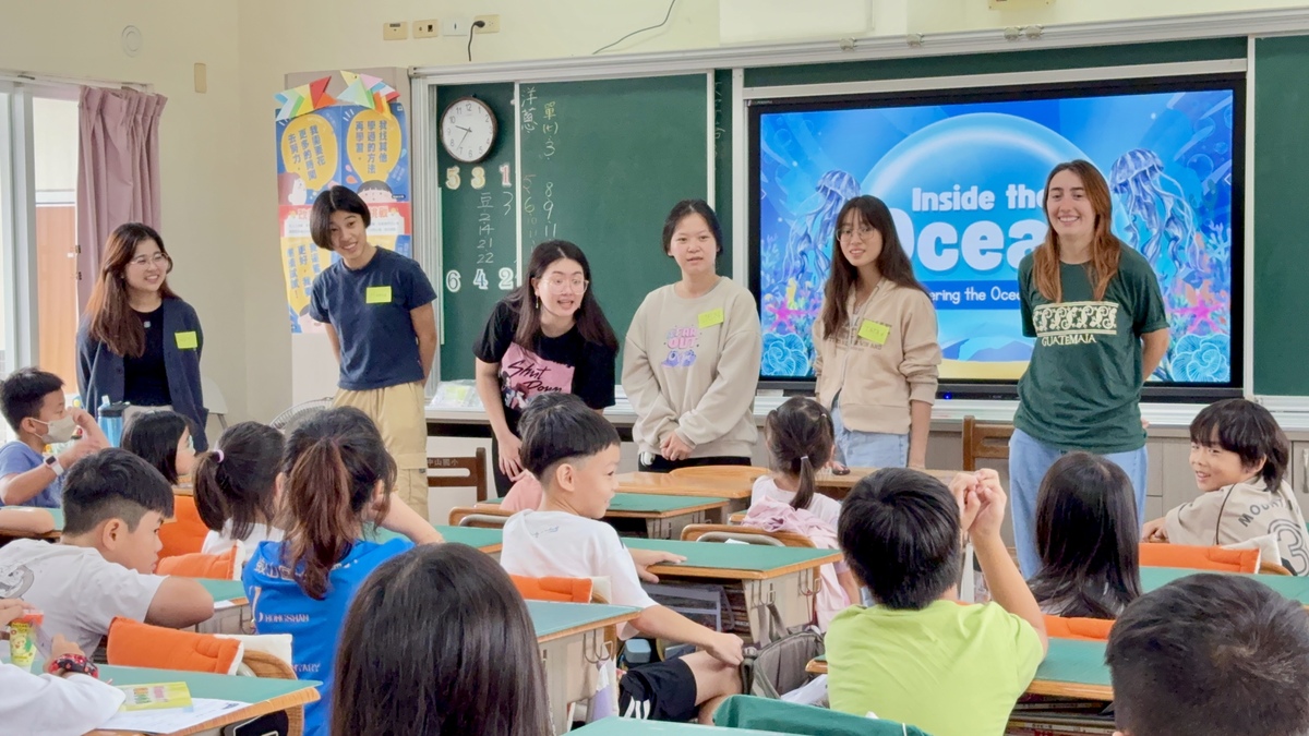 外籍中山學學生以全英文與孩童互動自我介紹(另開新視窗/jpg檔)圖片