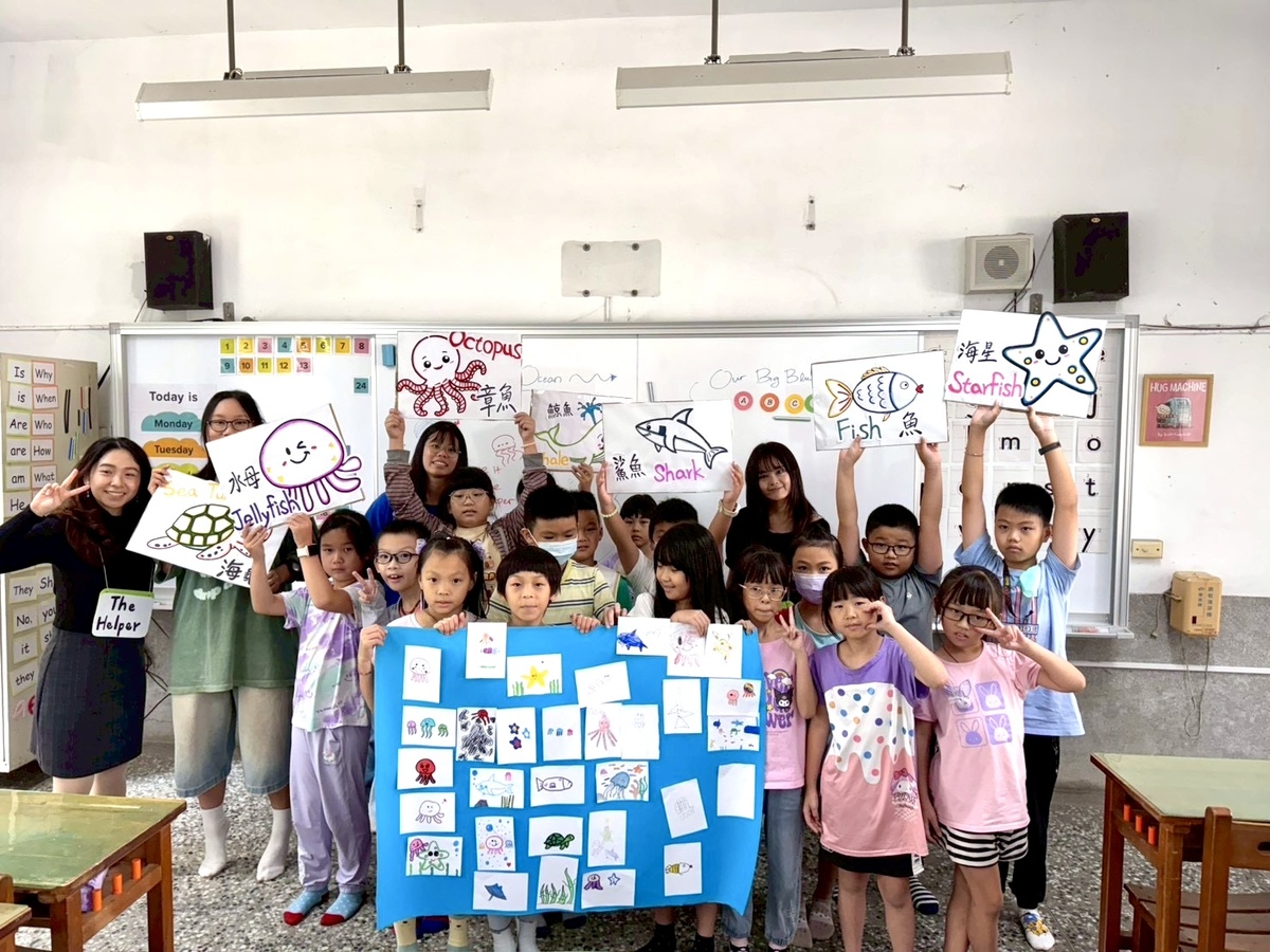 中山大學學生手繪海洋生物圖卡帶領學童繪畫創作(另開新視窗/jpg檔)圖片