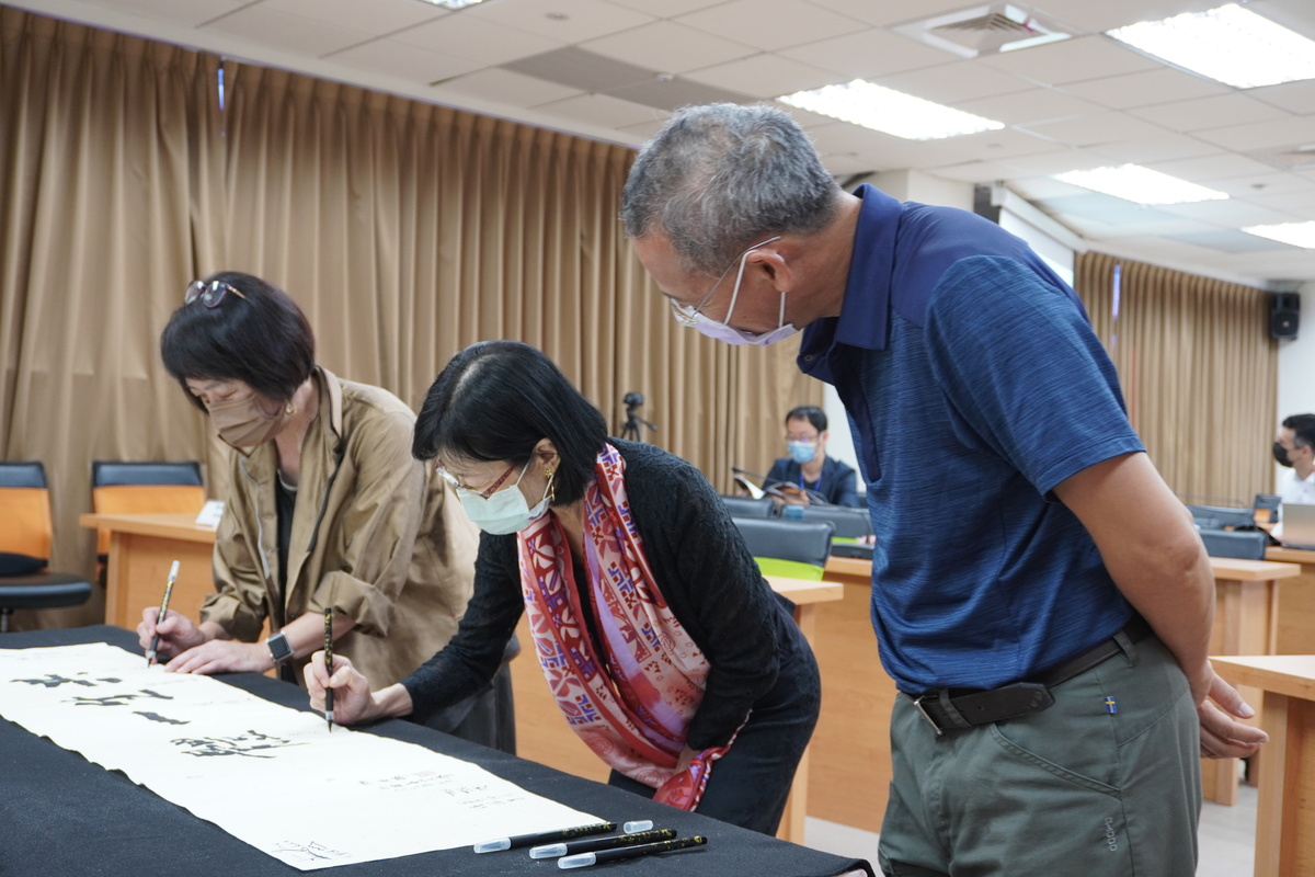 學者簽名留念，左起劉紀蕙、彭小妍、賴錫三(另開新視窗/jpg檔)