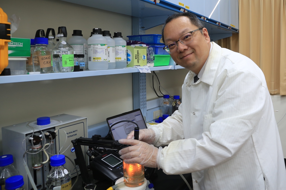 國立中山大學海洋學系助理教授雷漢杰分析一份長達26年的南海觀測數據資料，首次發現海水鹼度呈上升趨勢，證實海洋自然鹼化現象，並能提升二氧化碳吸收能力28%、減緩海洋酸化速度14%。(另開新視窗/jpg檔)圖片