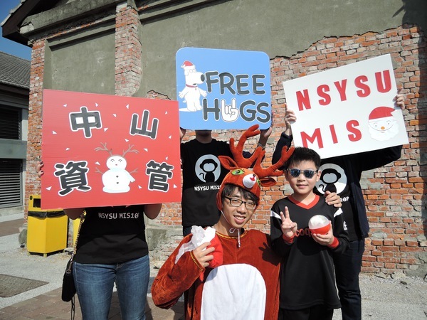 給你愛的抱抱 中山大學生耶誕街頭送暖(另開新視窗/jpg檔)圖片