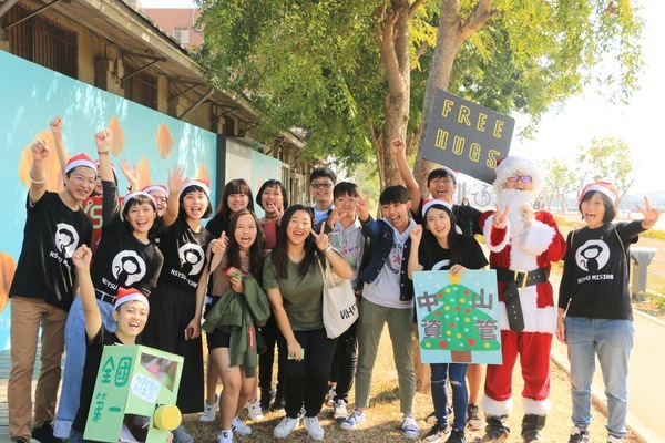 給你愛的抱抱 中山大學生耶誕街頭送暖(另開新視窗/jpg檔)圖片