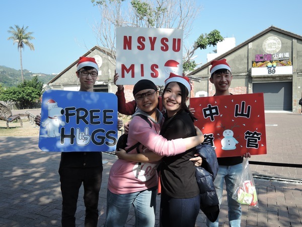 給你愛的抱抱 中山大學生耶誕街頭送暖(另開新視窗/jpg檔)圖片
