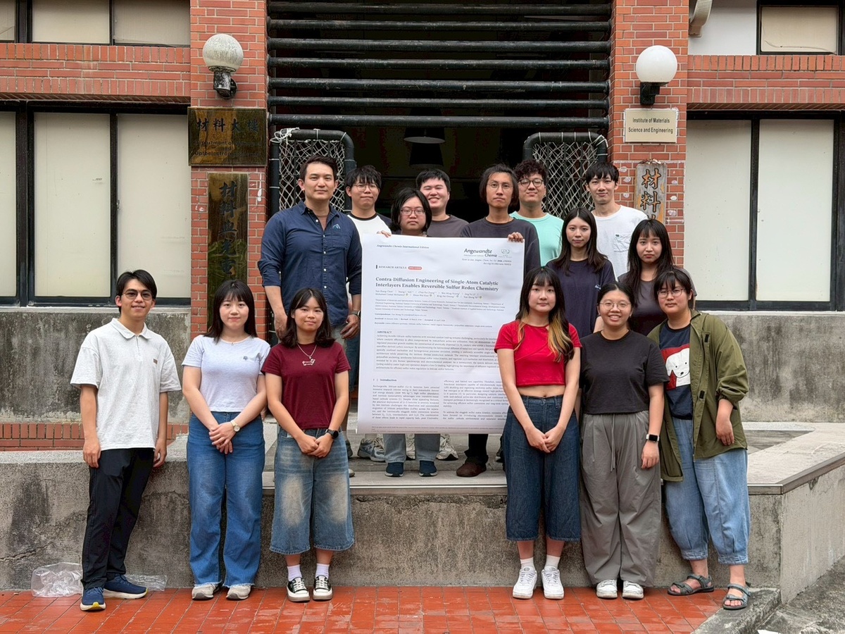國立中山大學材料與光電科學學系助理教授葉昀昇（後排左一）研究團隊開發創新「逆向擴散」工程技術，突破「鋰硫電池」壽命短、穩定性不足的難題，為高效儲能電池發展帶來新曙光，研究成果刊登於國際頂尖期刊「應用化學」。(另開新視窗/jpg檔)圖片
