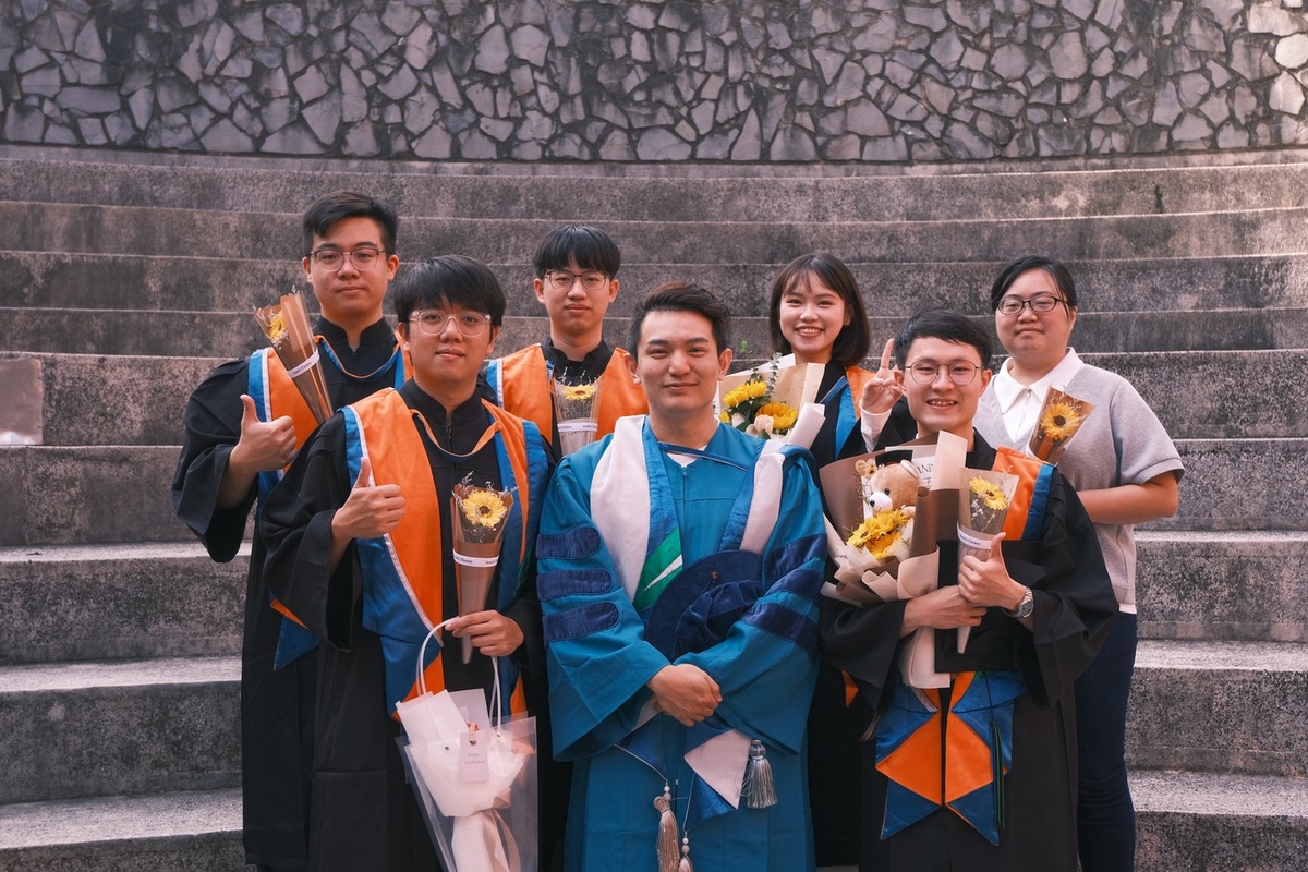 國立中山大學材料與光電科學學系助理教授葉昀昇（前排中）實驗室研究團隊合影。(另開新視窗/jpg檔)圖片