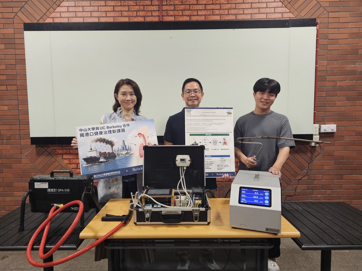 國立中山大學與美國加州大學柏克萊分校合作研究發現，停靠港口的船舶仍會排放大量氮氧化物以及含有重金屬的超細懸浮微粒。左起中山大學氣膠科學研究中心主任王家蓁、環境工程研究所教授彭彥彬、博士生簡伯諺。(另開新視窗/jpg檔)圖片
