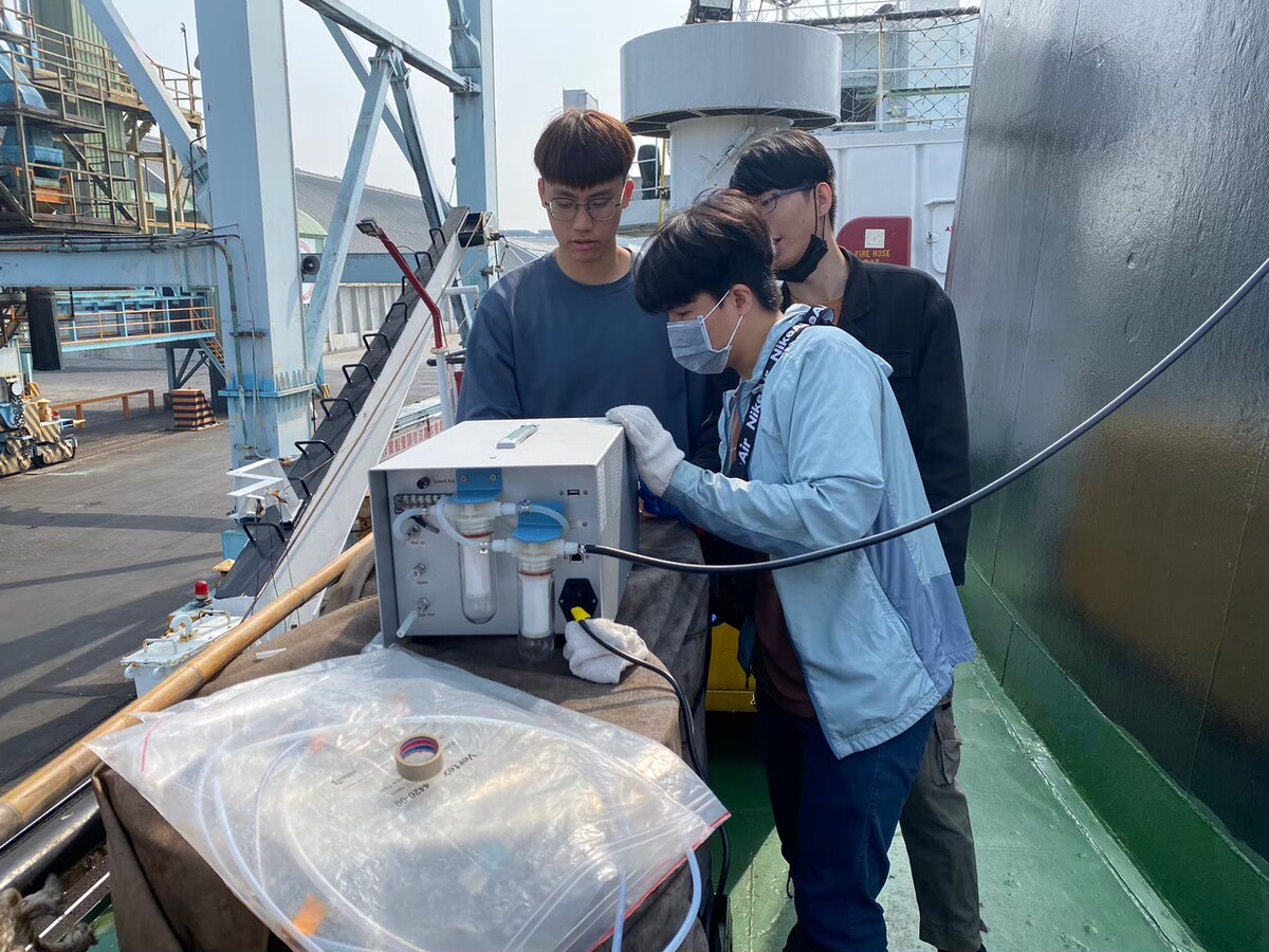 國立中山大學氣膠科學研究中心、環境工程研究所團隊至高雄港大型工作船現場量測，了解船舶於超低硫燃料運作下的排放情形。(另開新視窗/jpg檔)圖片