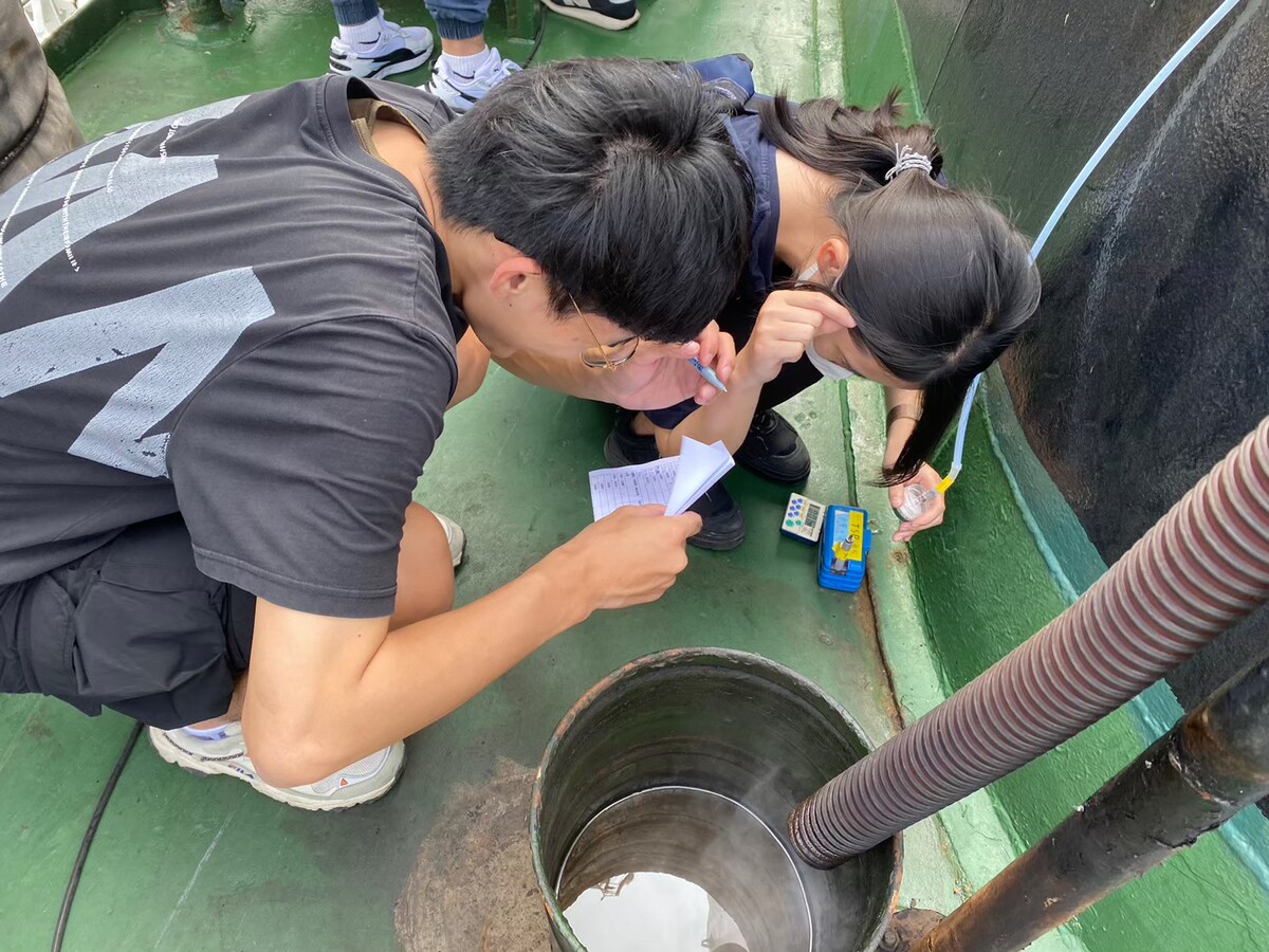 國立中山大學氣膠科學研究中心、環境工程研究所團隊至高雄港大型工作船現場量測，蒐集懸浮微粒。(另開新視窗/jpg檔)圖片