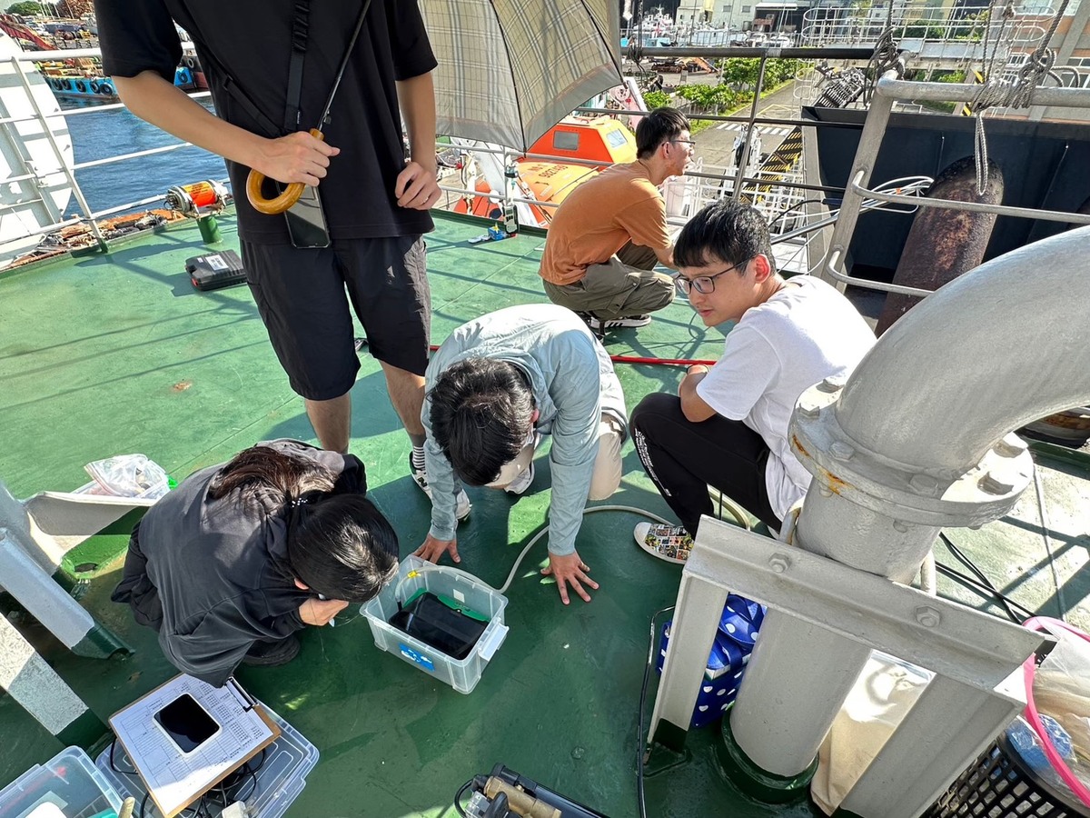 國立中山大學氣膠科學研究中心、環境工程研究所團隊至高雄港大型工作船現場，記錄量測數值。(另開新視窗/jpg檔)圖片